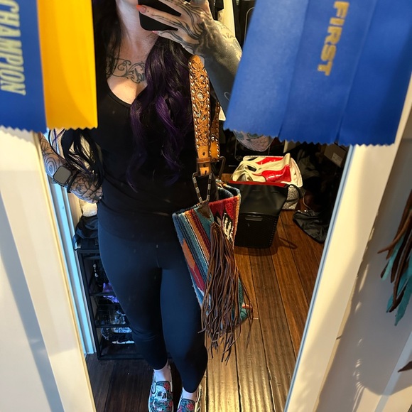 Saddle blanket bag with coon tail and custom leather strap - Picture 6 of 7